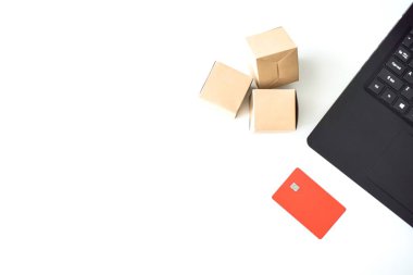 İnternetteki mağaza. İnternetten satın al. Karton kutular ve kredi kartları dizüstü bilgisayarın yanında. Eve teslimat sunan çevrimiçi bir alışveriş hizmeti.