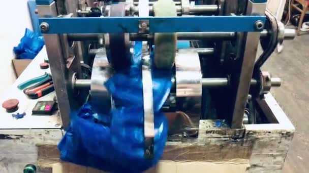 Máquina Trabajo Produce Cubiertas Zapatos Médicos — Vídeo de stock