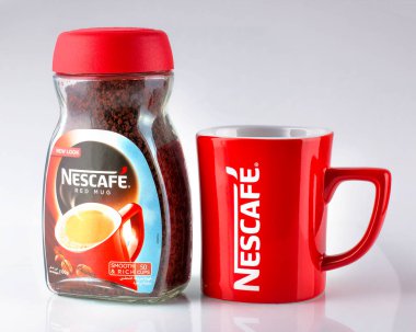 Tanıtım amaçlı Nescafe cam kahve kavanozu izole edilmiş. 
