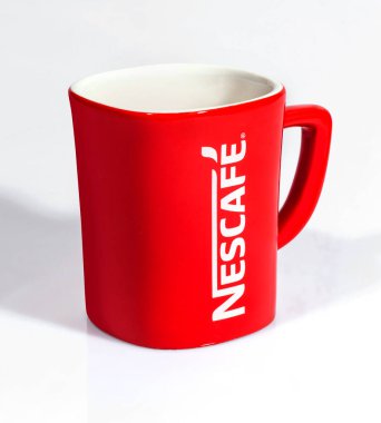 Lahore: Gri arkaplanda kırmızı Nescafe kupası tanıtımı 