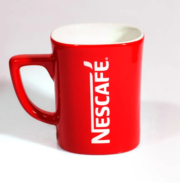Lahore Promosi Merah Nescafe Mug Pada Latar Belakang Abu Abu — Stok Foto