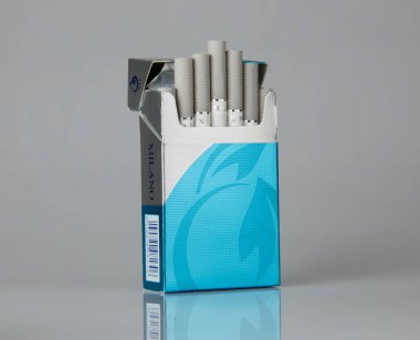 Milano Sigarası mavi ambalaj izole edilmiş arka plan