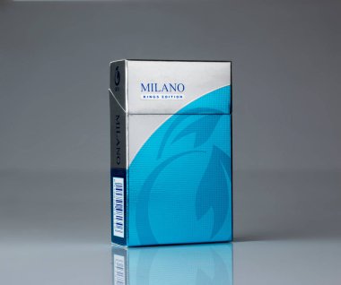 Milano Sigarası mavi ambalaj izole edilmiş arka plan
