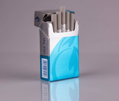 Milano Sigarası mavi ambalaj izole edilmiş arka plan