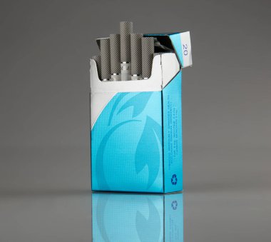 Milano Sigarası mavi ambalaj izole edilmiş arka plan