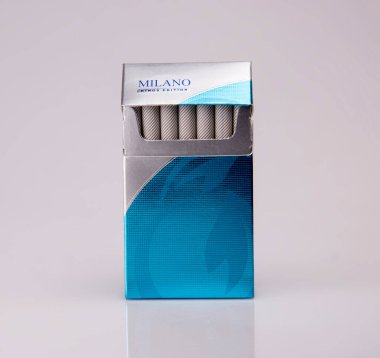 Milano Sigarası mavi ambalaj izole edilmiş arka plan