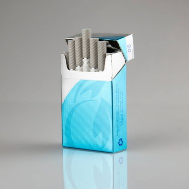 Milano Sigarası mavi ambalaj izole edilmiş arka plan