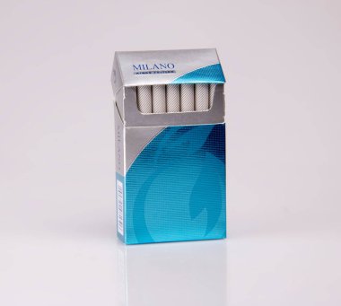 Milano Sigarası mavi ambalaj izole edilmiş arka plan
