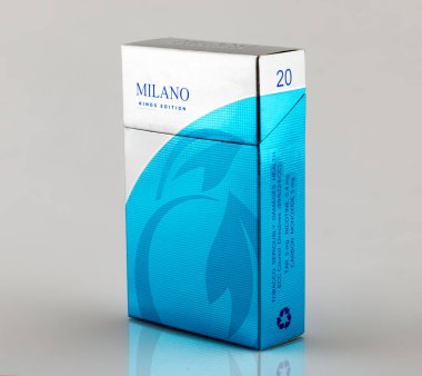 Milano Sigarası mavi ambalaj izole edilmiş arka plan