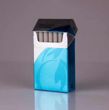 Milano Sigarası mavi ambalaj izole edilmiş arka plan