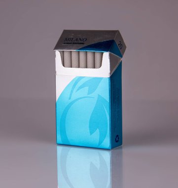 Milano Sigarası mavi ambalaj izole edilmiş arka plan