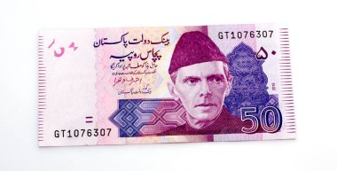 Beyaz arka planda Pakistan para birimi notu 