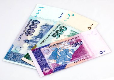 Beyaz arka planda Pakistan para birimi notu 
