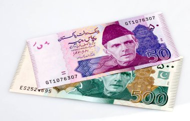 Beyaz arka planda Pakistan para birimi notu 