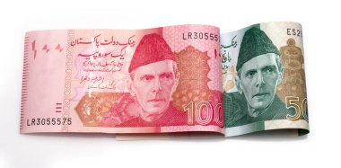 Beyaz arka planda Pakistan para birimi notu 