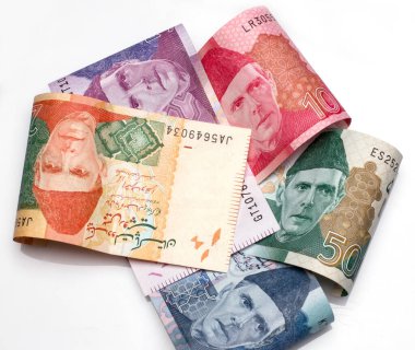 Beyaz arka planda Pakistan para birimi notu 