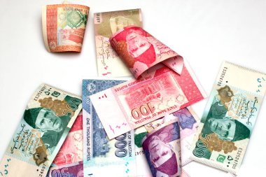 Beyaz arka planda Pakistan para birimi notu 