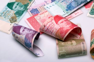 Beyaz arka planda Pakistan para birimi notu 