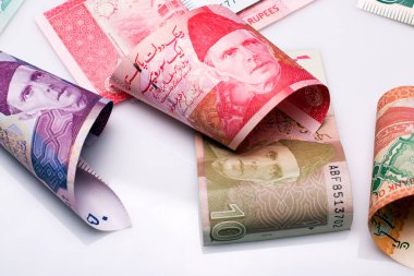 Beyaz arka planda Pakistan para birimi notu 