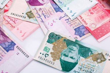 Beyaz arka planda Pakistan para birimi notu 