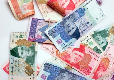 Beyaz arka planda Pakistan para birimi notu 