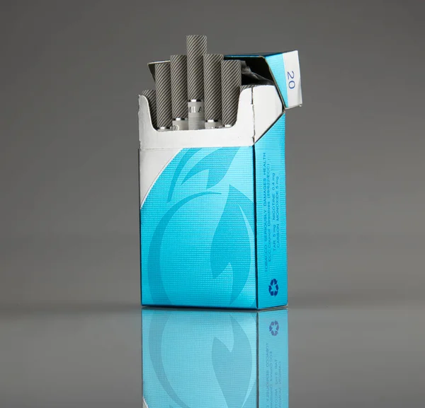 Milano Sigarası mavi ambalaj izole edilmiş arka plan