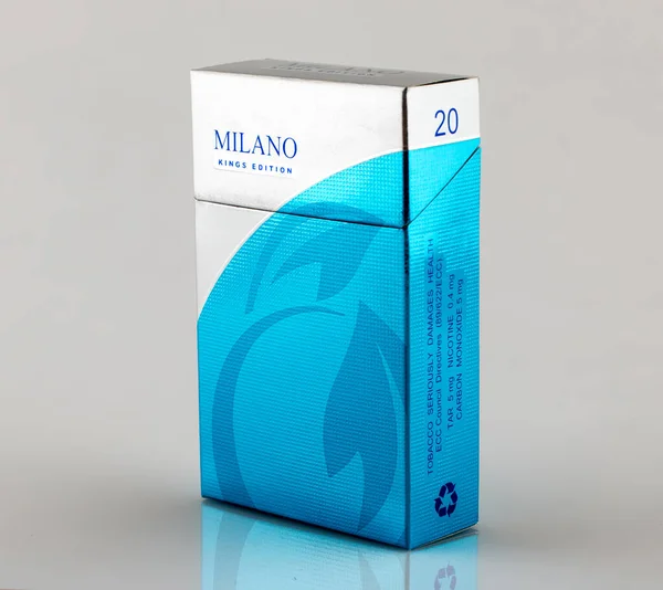 Milano Sigarası mavi ambalaj izole edilmiş arka plan
