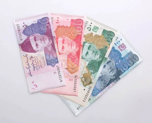 Beyaz arka planda Pakistan para birimi notu 