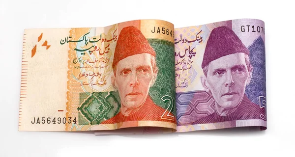Beyaz arka planda Pakistan para birimi notu 