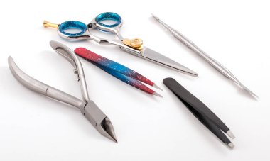 Beyaz arkaplanda berber araçları izole