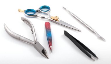 Beyaz arkaplanda berber araçları izole