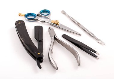 Beyaz arkaplanda berber araçları izole