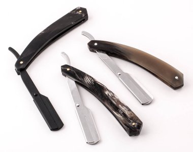 Beyaz arkaplanda berber araçları izole