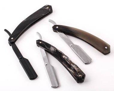 Beyaz arkaplanda berber araçları izole