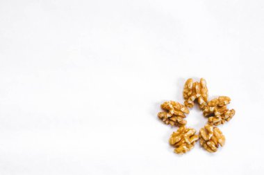 Yıldız şeklinde minimalist ceviz kompozisyonu. Sonbahar / kış tatili teması. Metin için boş boşluk.