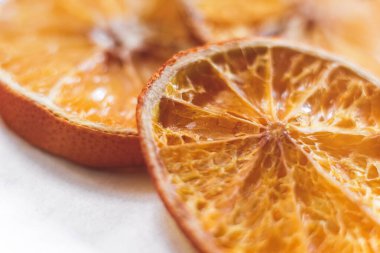 Kurutulmuş portakal dilimleri yakın..