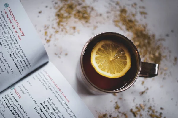 Bir fincan çay ve bir dilim limonla kitap okuyorum. Sıcak ve rahatlatıcı bir atmosfer..