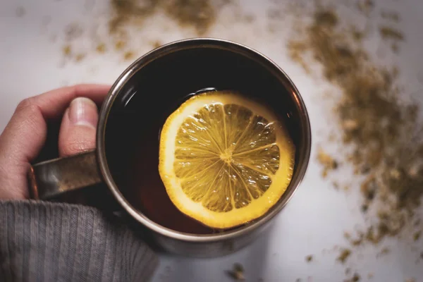 Frau Hält Tasse Tee Mit Zitronenscheibe Der Hand Gemütliche Und — Stockfoto