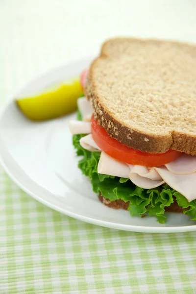 Kalkoensandwich Volkoren Brood Met Sla Tomaat Een Augurk Aan Zijkant — Stockfoto