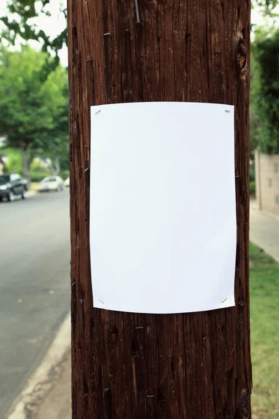 Leeres Schild Telefonmast Straßenrand Einem Vorortviertel Geheftet — Stockfoto