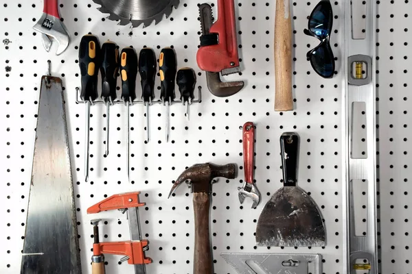 Várias Ferramentas Organizadas Pegboard Branco — Fotografia de Stock