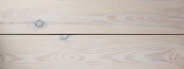 Düğümlü beyaz boyalı çam ağacından tahtalar. Ahşap arkaplan.