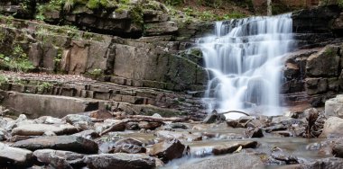 Taş, arka planı düşük derinlikte kapatın. Dağ nehri.
