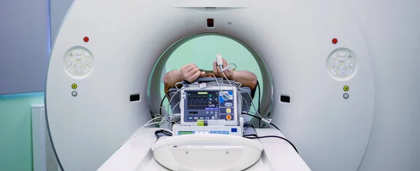 过程中对病人进行磁共振成像扫描 完整的Cat扫描系统 — 图库照片