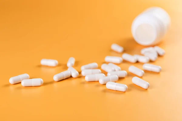 Medicamento Farmacéutico Píldoras Blancas Tabletas Cápsulas Sobre Fondo Amarillo — Foto de Stock