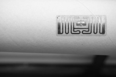 RFID etiketi üzerinde kağıt rulosunun depodaki kapatın