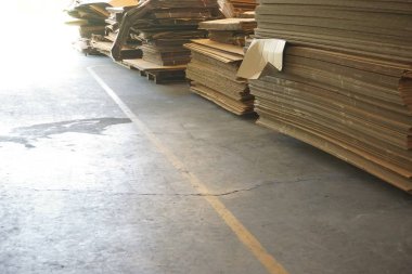 Karton Kutularda fabrika sevkiyat için hazır yığını