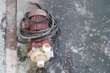 fabrikada kırık Kırmızı Su Pompası