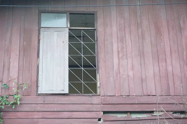 Rozbite Okno Opuszczonym Domu Bliska — Zdjęcie stockowe