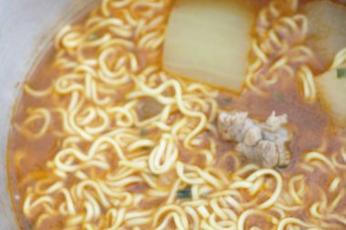 Tayland tarzında baharatlı anlık noodle pişirme bulanıklık